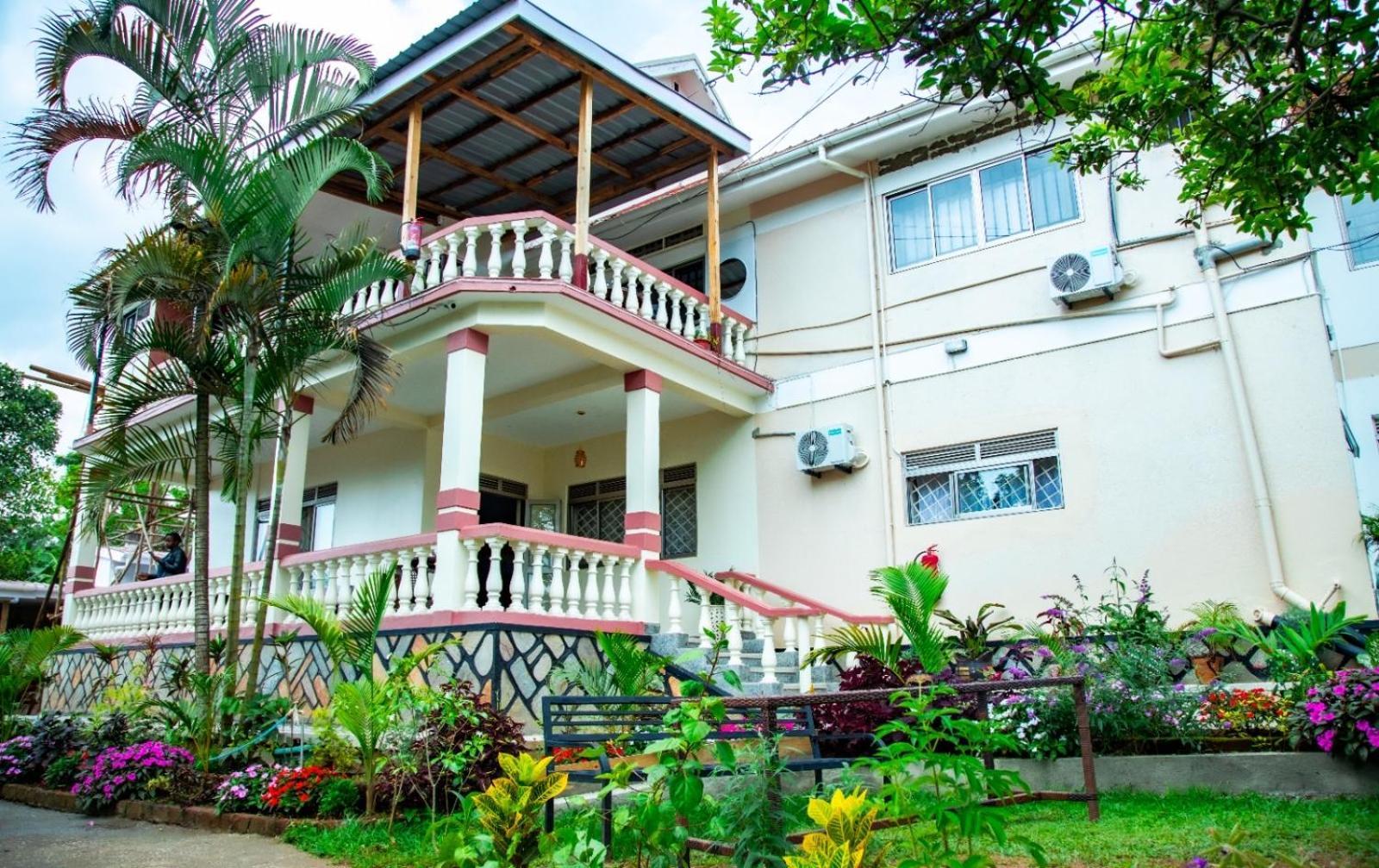 Lakeshore Bed And Breakfast เอนเทบเบ้ ภายนอก รูปภาพ