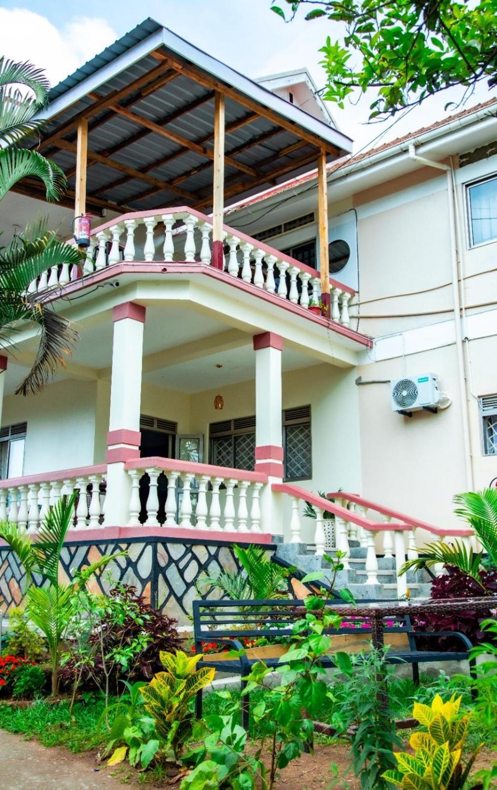 Lakeshore Bed And Breakfast เอนเทบเบ้ ภายนอก รูปภาพ