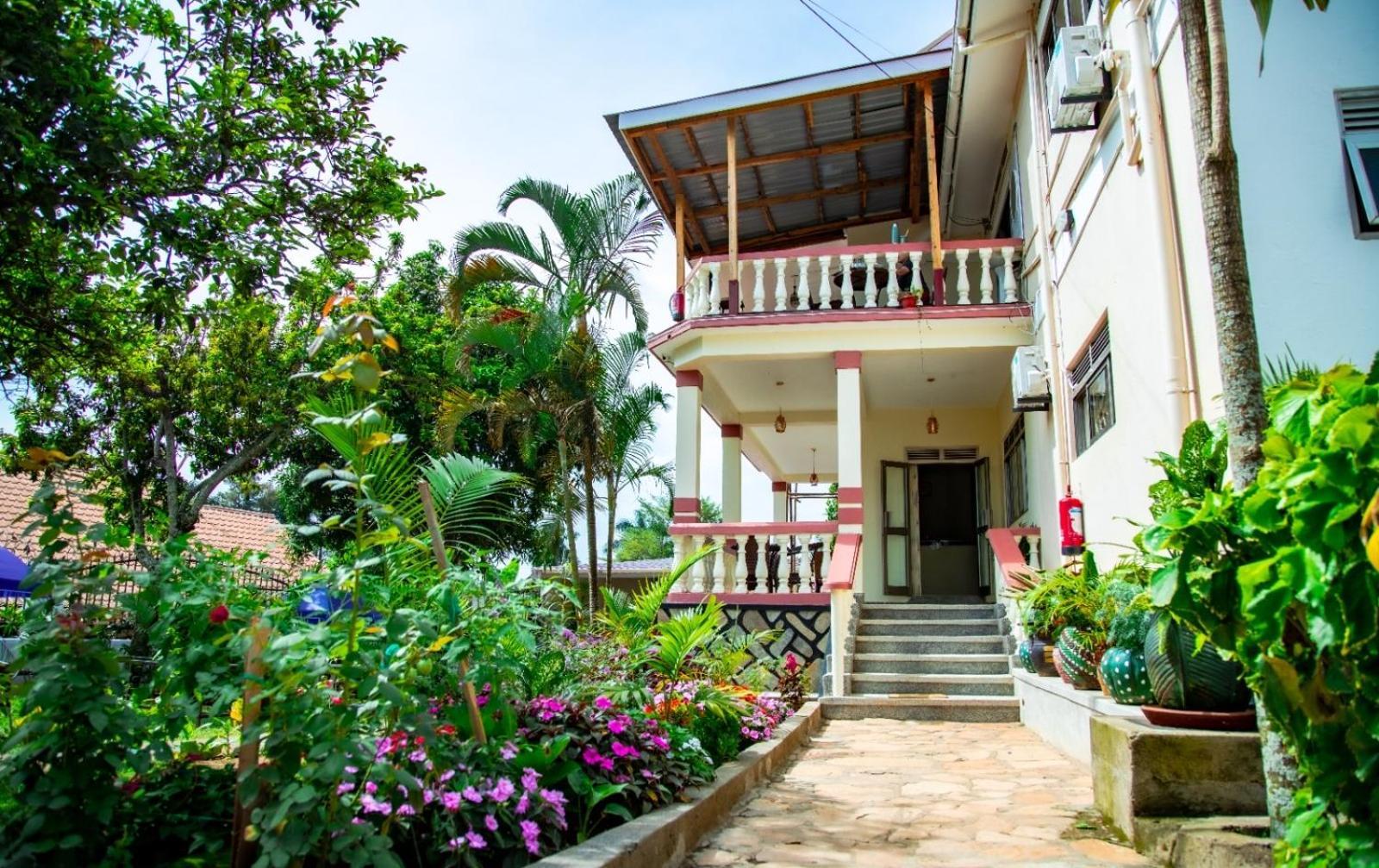 Lakeshore Bed And Breakfast เอนเทบเบ้ ภายนอก รูปภาพ