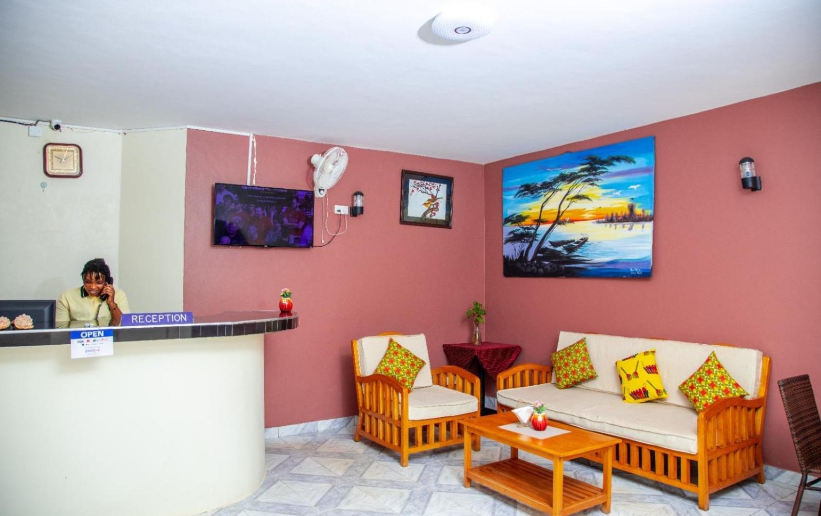 Lakeshore Bed And Breakfast เอนเทบเบ้ ภายนอก รูปภาพ