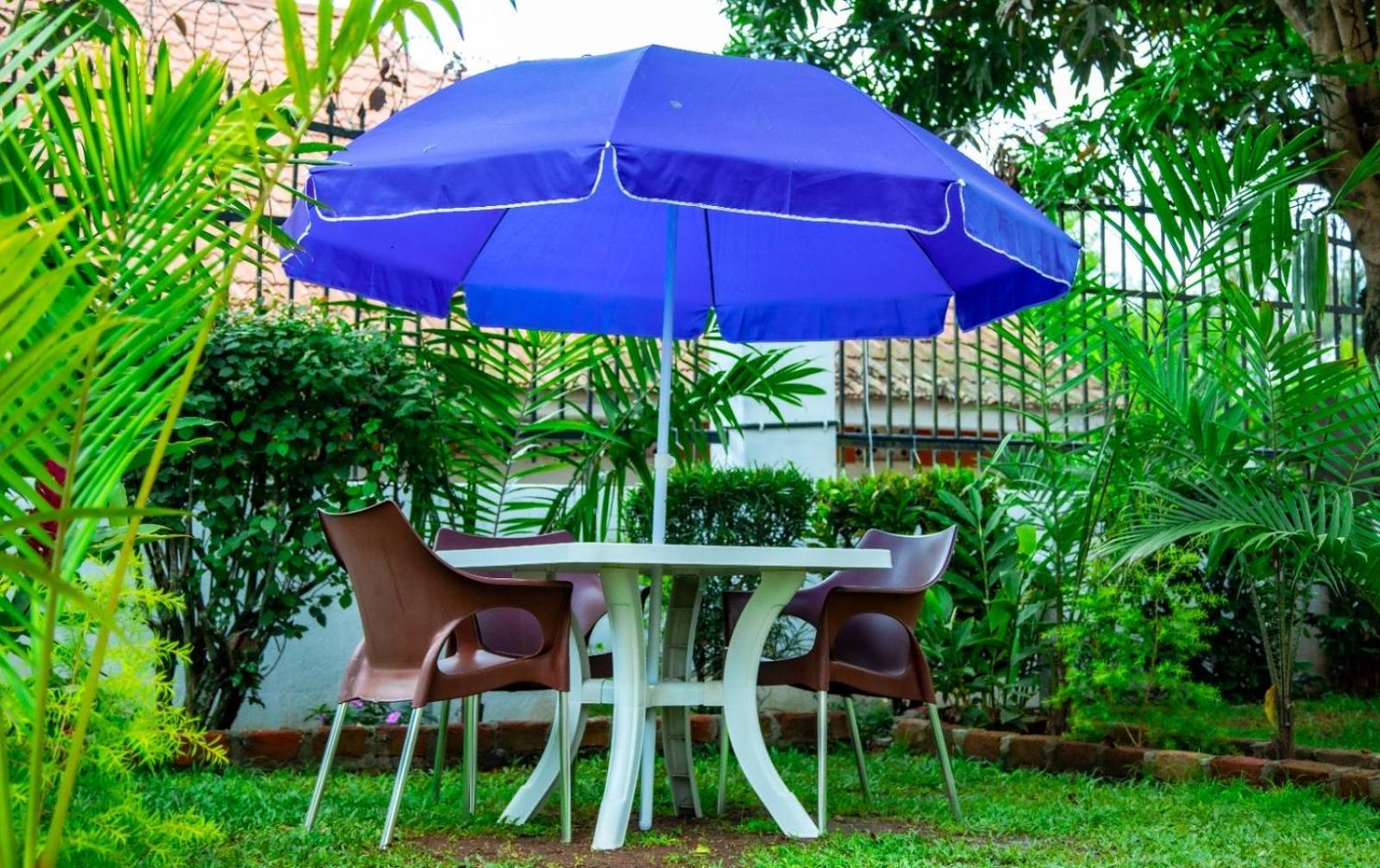 Lakeshore Bed And Breakfast เอนเทบเบ้ ภายนอก รูปภาพ