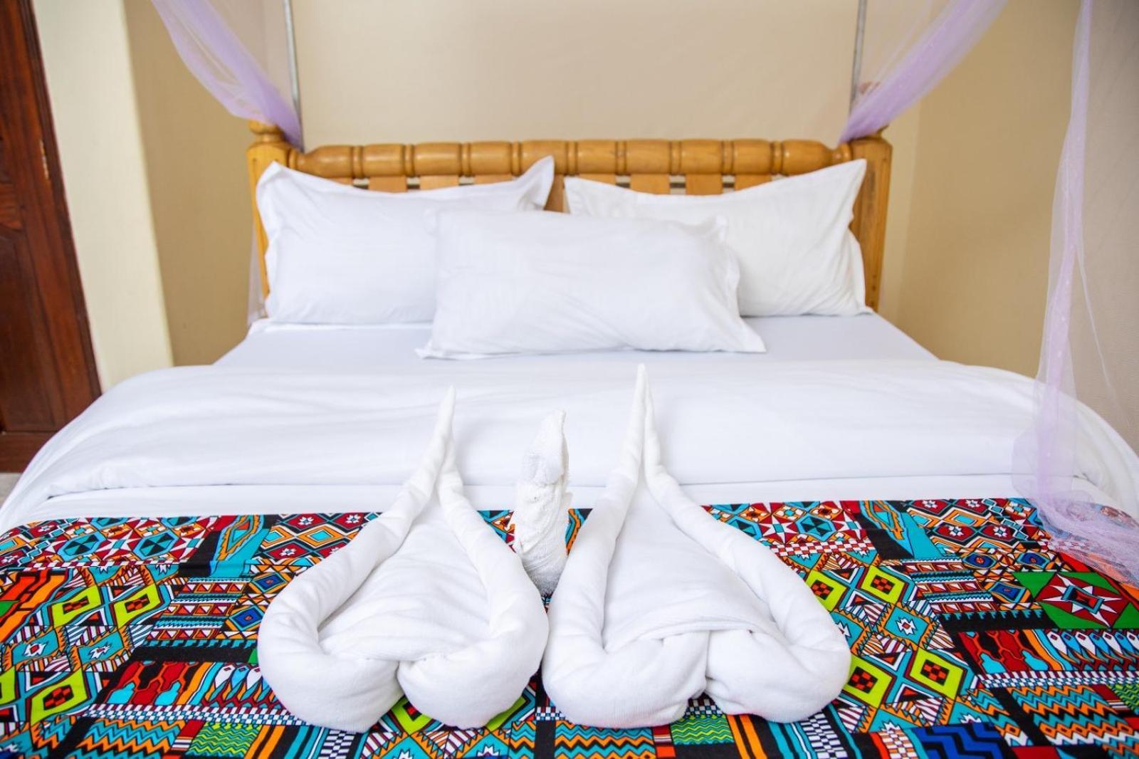 Lakeshore Bed And Breakfast เอนเทบเบ้ ภายนอก รูปภาพ