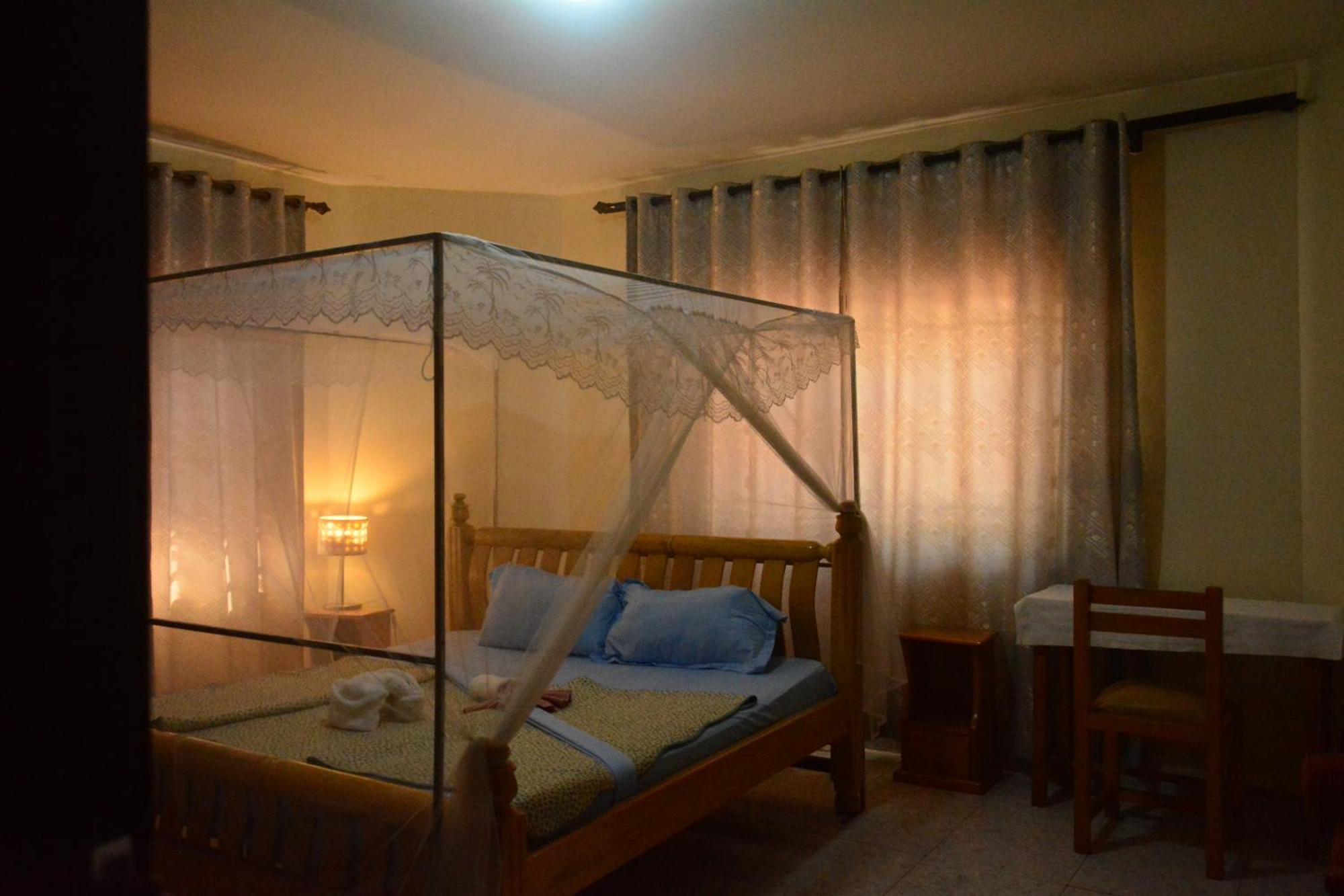 Lakeshore Bed And Breakfast เอนเทบเบ้ ภายนอก รูปภาพ