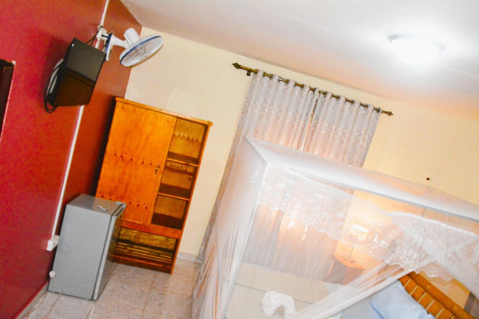 Lakeshore Bed And Breakfast เอนเทบเบ้ ภายนอก รูปภาพ