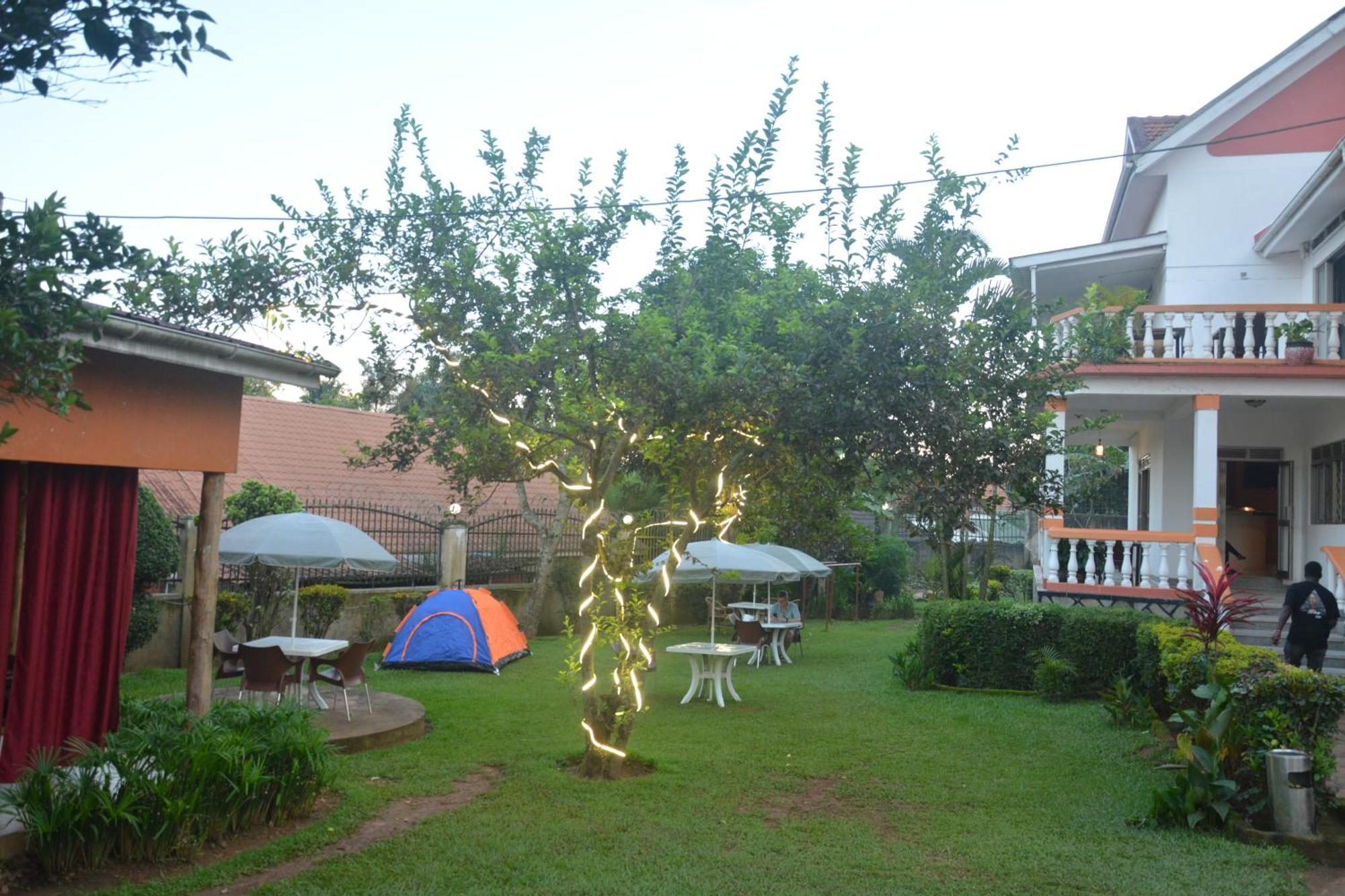 Lakeshore Bed And Breakfast เอนเทบเบ้ ภายนอก รูปภาพ