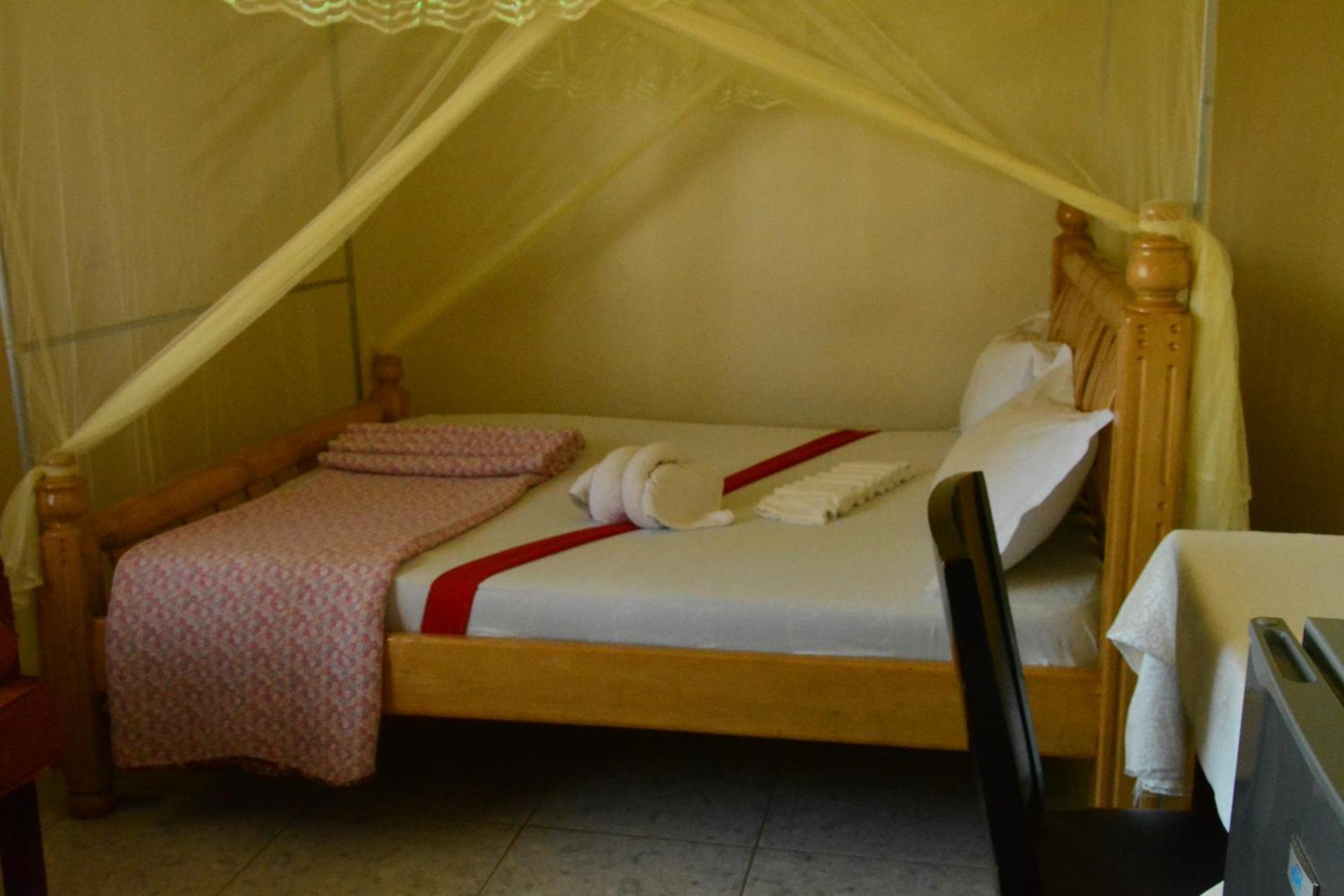 Lakeshore Bed And Breakfast เอนเทบเบ้ ภายนอก รูปภาพ
