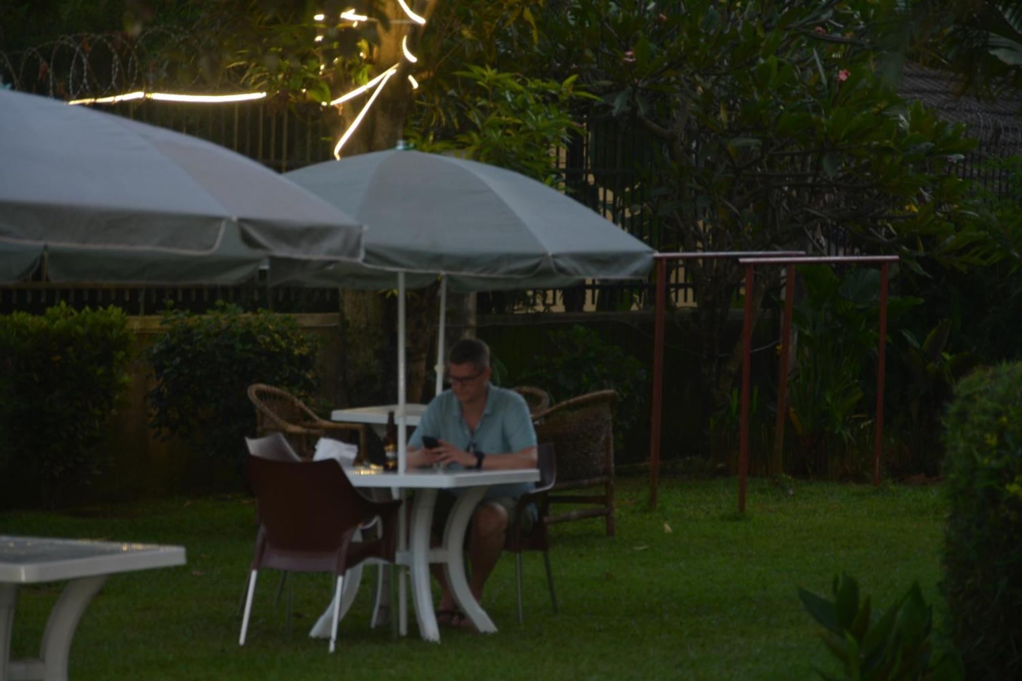 Lakeshore Bed And Breakfast เอนเทบเบ้ ภายนอก รูปภาพ