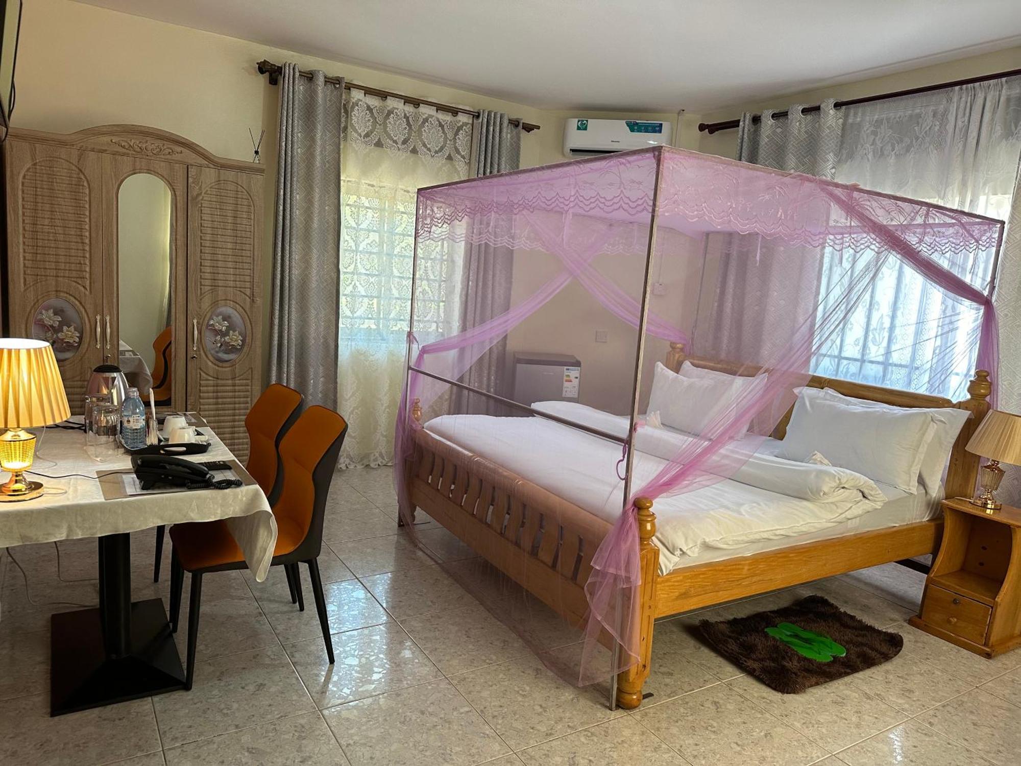 Lakeshore Bed And Breakfast เอนเทบเบ้ ภายนอก รูปภาพ